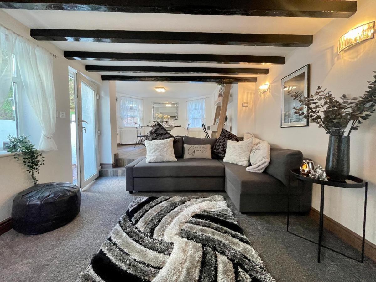 Tollgate House - Luxury Cozy Cottage - Huge Hot Tub - Alton Towers Cheadle  Luaran gambar