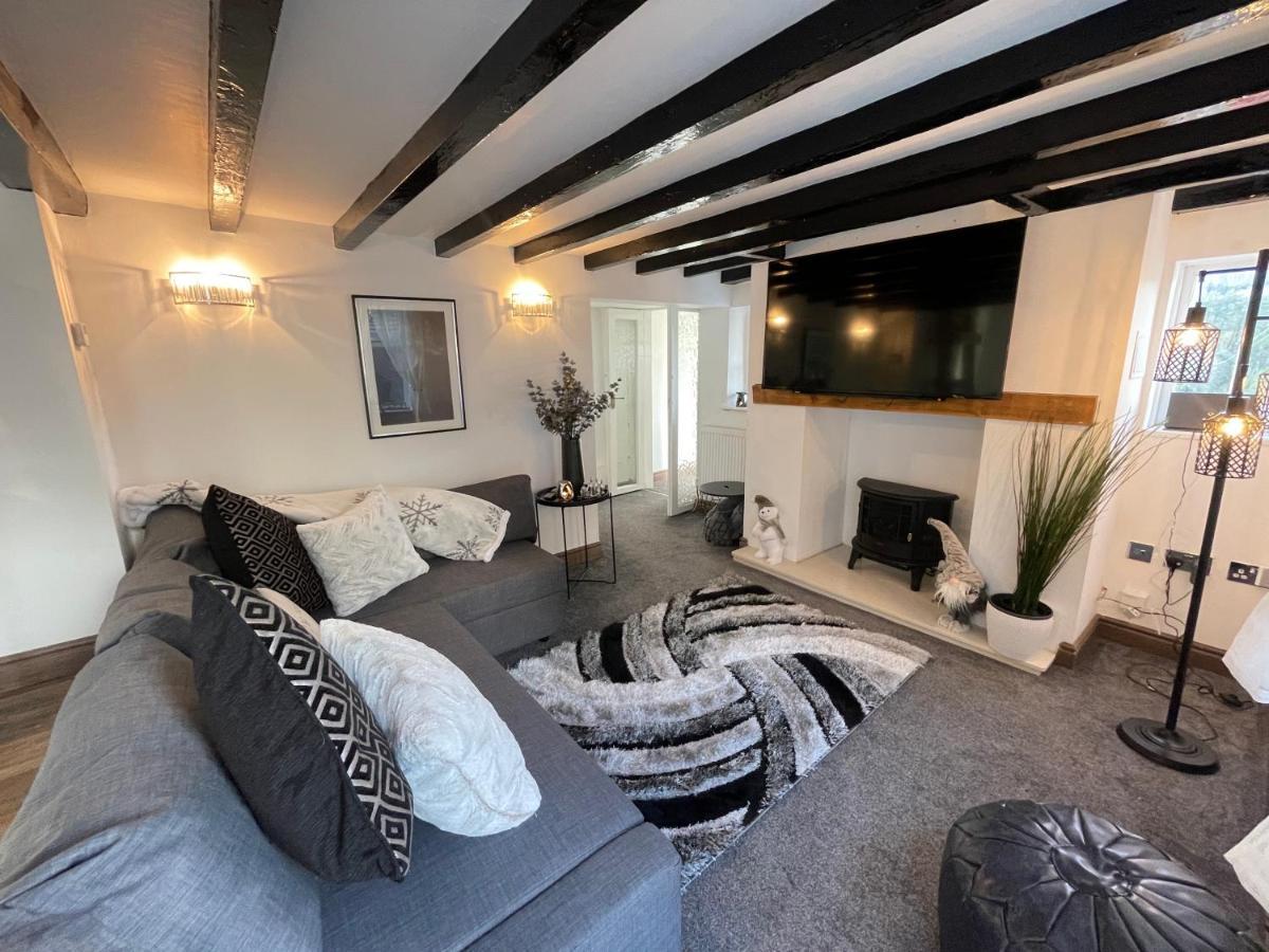 Tollgate House - Luxury Cozy Cottage - Huge Hot Tub - Alton Towers Cheadle  Luaran gambar