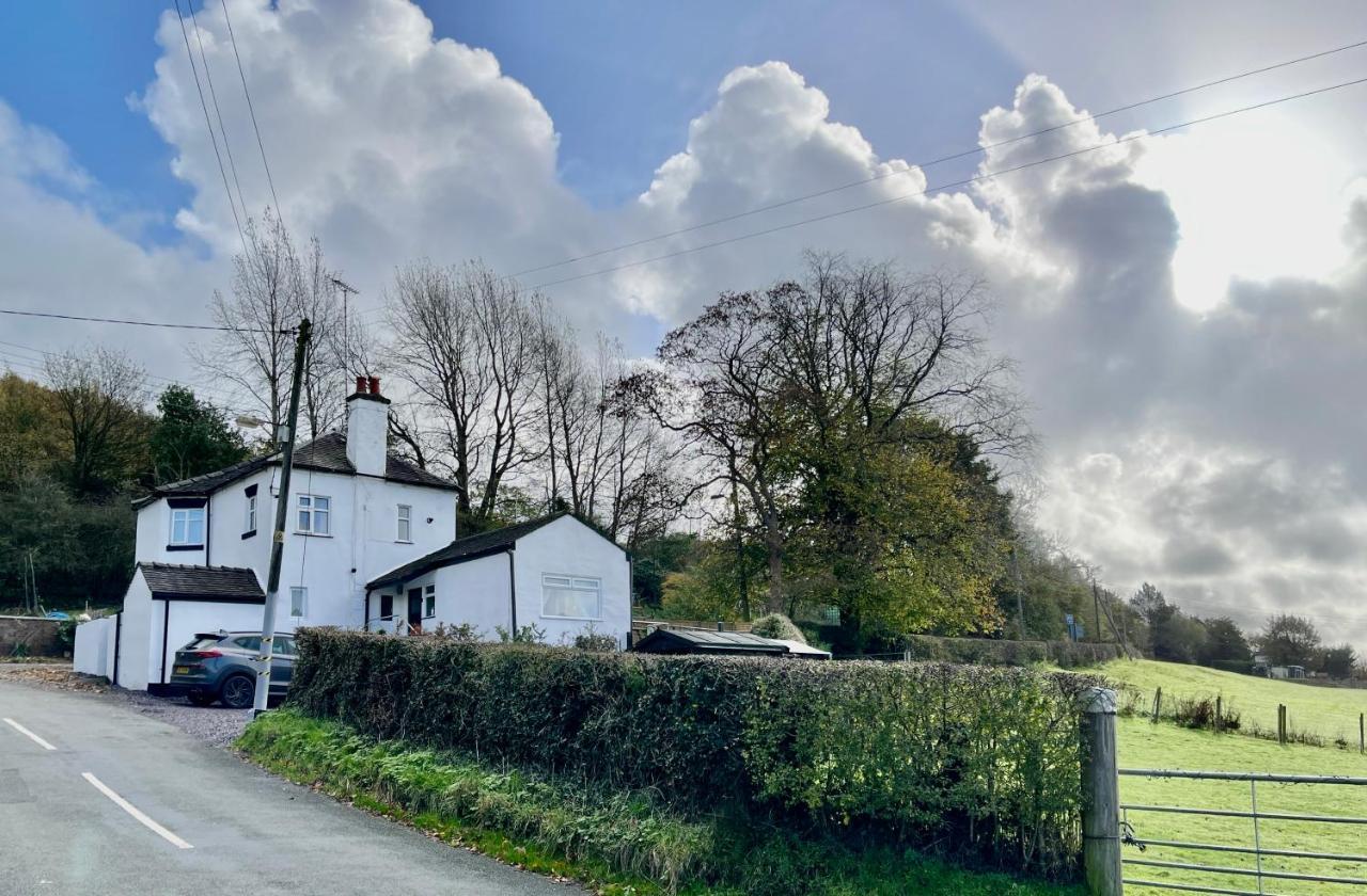Tollgate House - Luxury Cozy Cottage - Huge Hot Tub - Alton Towers Cheadle  Luaran gambar