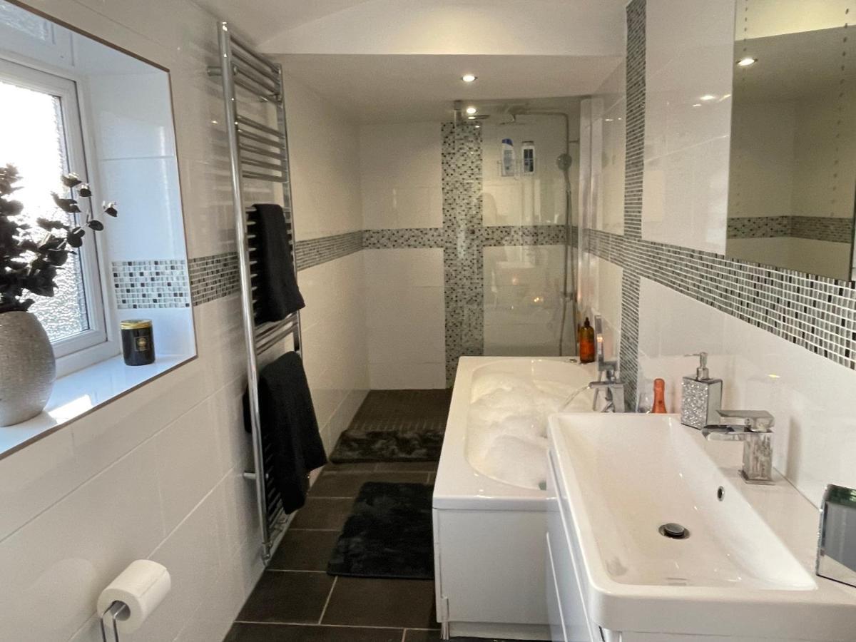 Tollgate House - Luxury Cozy Cottage - Huge Hot Tub - Alton Towers Cheadle  Luaran gambar