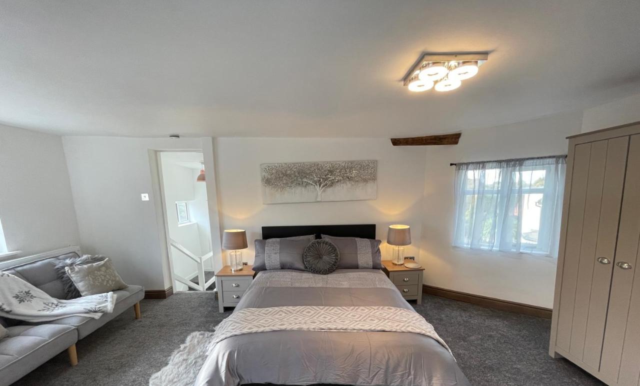 Tollgate House - Luxury Cozy Cottage - Huge Hot Tub - Alton Towers Cheadle  Luaran gambar